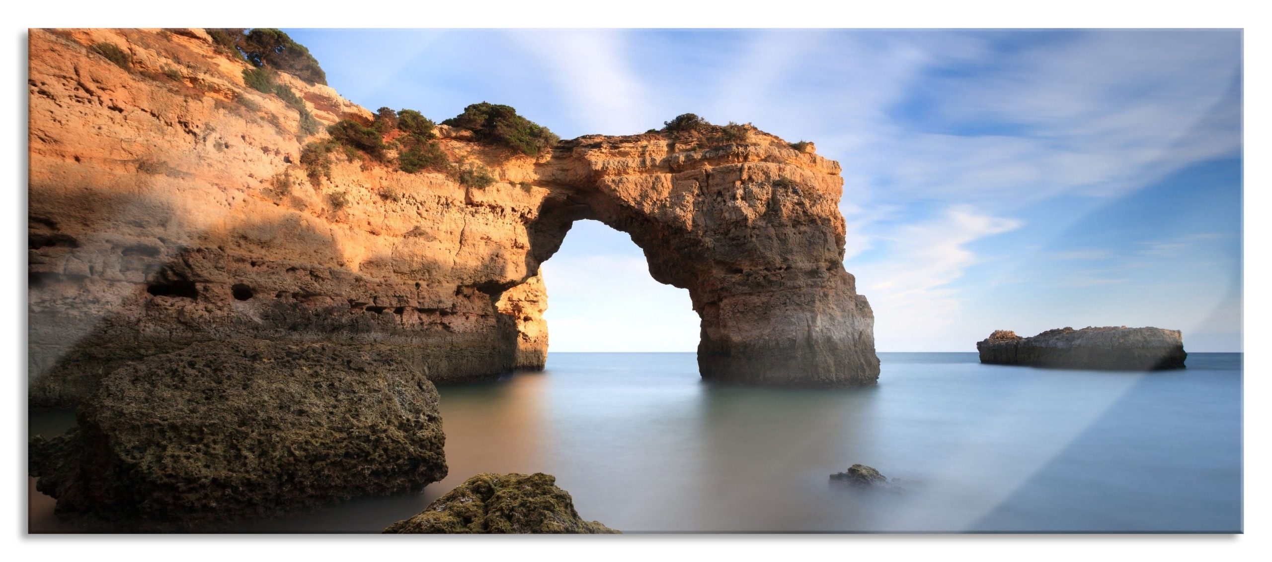 Berg mit Torbogen über dem Meer, Glasbild Panorama Angebot
